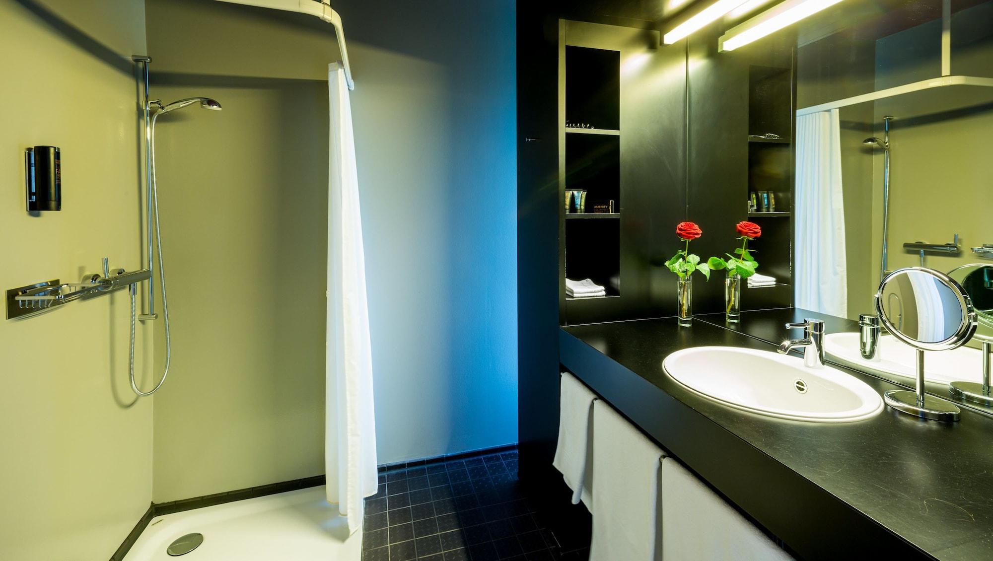 Dasbreitehotel Am Rhein Basel Bagian luar foto