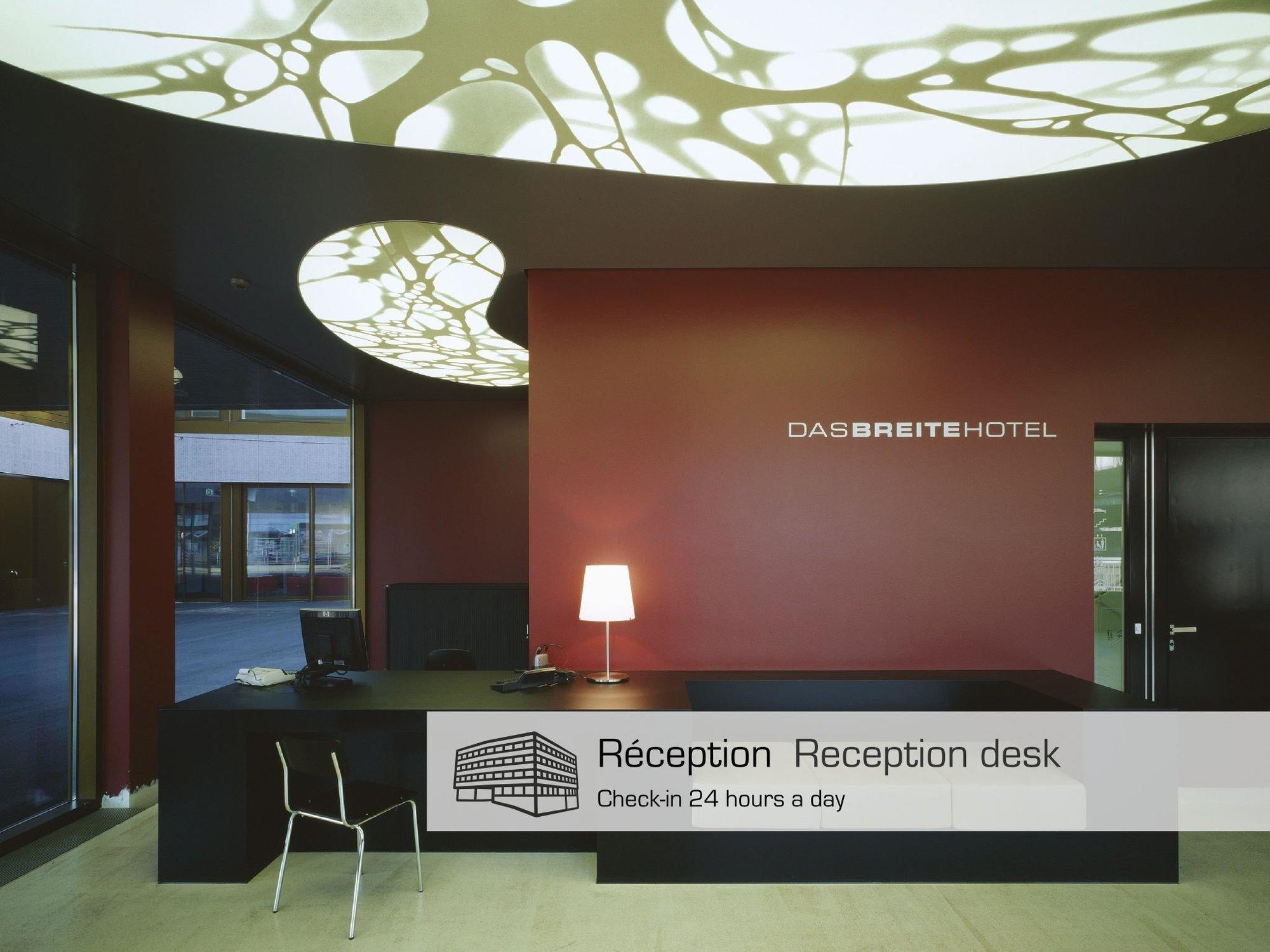 Dasbreitehotel Am Rhein Basel Bagian luar foto