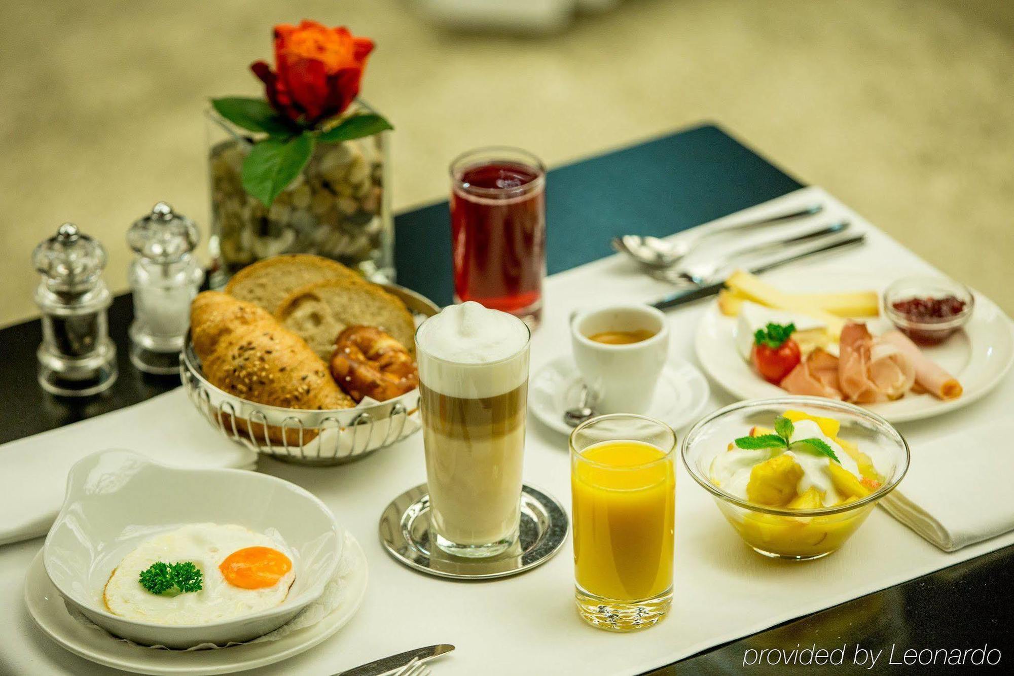 Dasbreitehotel Am Rhein Basel Bagian luar foto