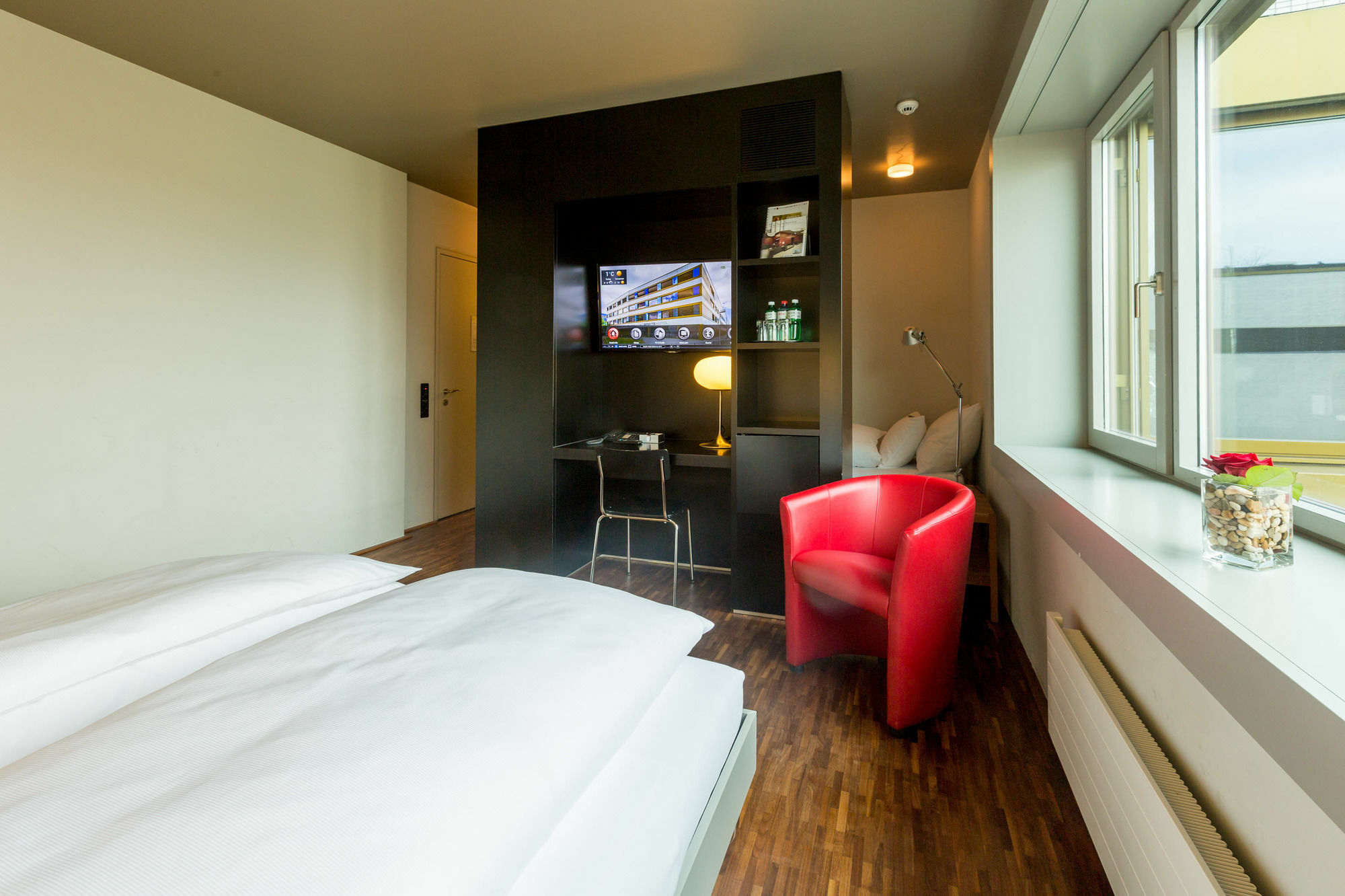 Dasbreitehotel Am Rhein Basel Bagian luar foto