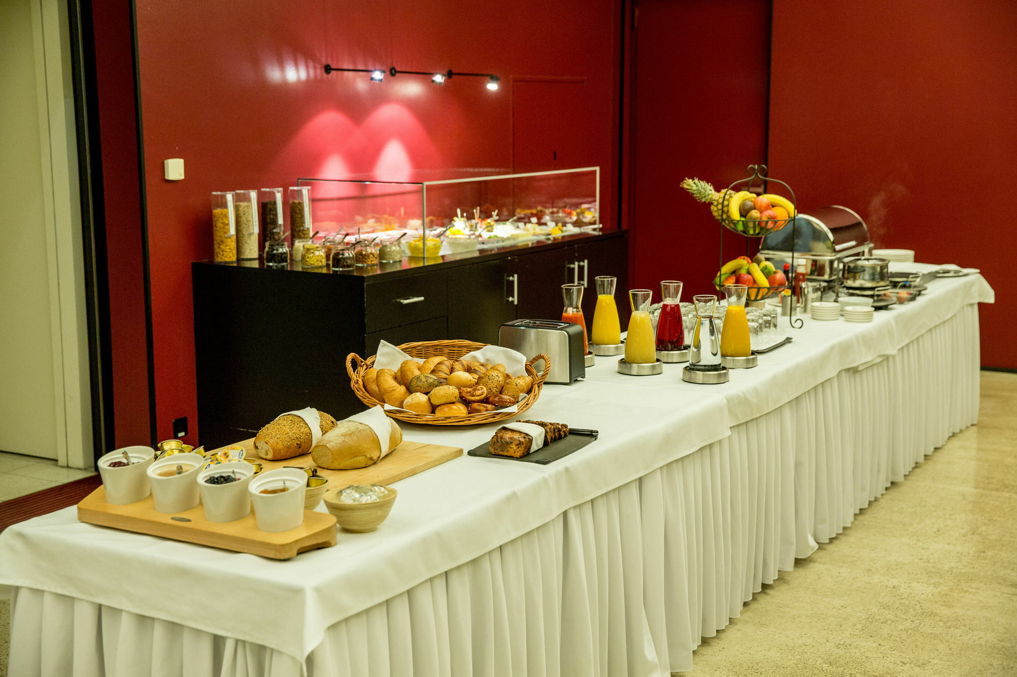 Dasbreitehotel Am Rhein Basel Bagian luar foto