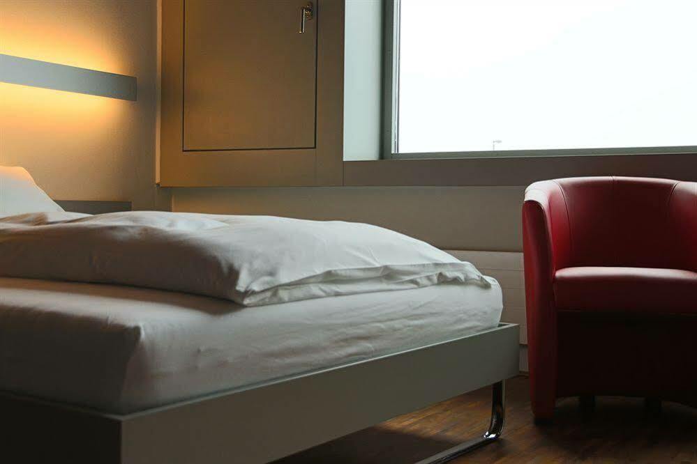 Dasbreitehotel Am Rhein Basel Bagian luar foto